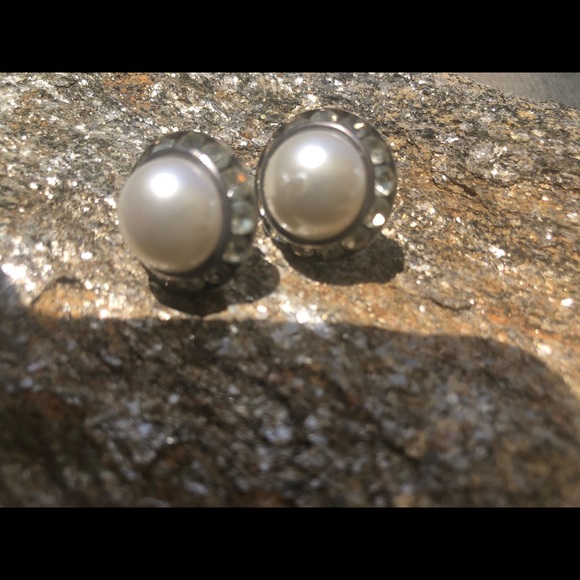 Jewelry - Vintage pearl and Chrystals pearced earrings